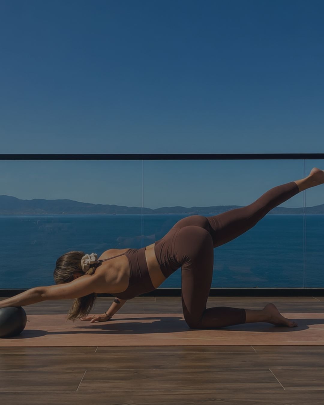 Ejercicio de pilates con vista al mar — Alternativa